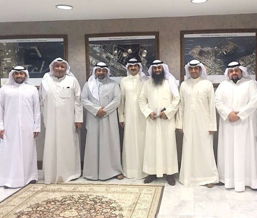 الشيخ يوسف العبدالله متوسطا وفد المهندسين﻿