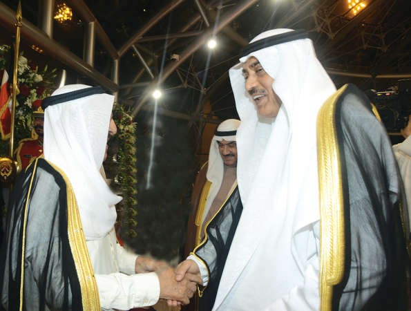 صاحب السمو الامير الشيخ صباح الاحمد مصافحا الشيخ صباح الخالد