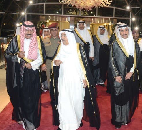 صاحب السمو الامير وفي استقبال سموه سمو ولي العهد الشيخ نواف الاحمد ورئيس مجلس الامة مرزوق الغانم