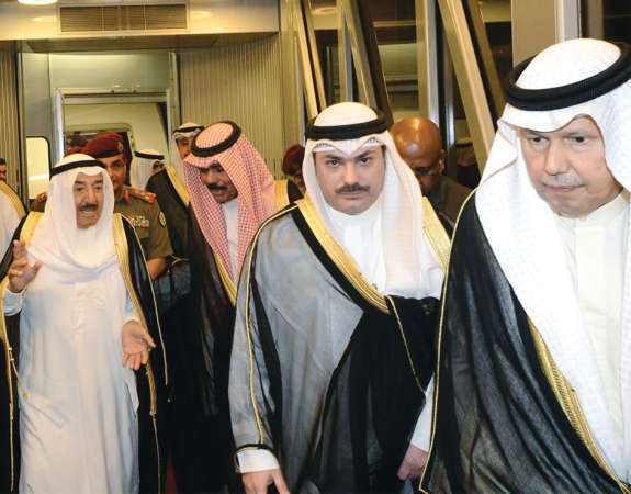 صاحب السمو الامير وفي استقبال سموه سمو ولي العهد ويبدو الشيخ خالد العبدالله والسفير احمد فهد الفهد