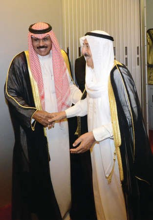 صاحب السمو الامير الشيخ صباح الاحمد لدى عودته الى البلاد امس وفي استقباله سمو ولي العهد الشيخ نواف الاحمد 