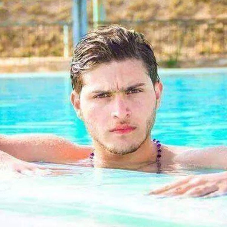 بالصور.. وسامة ابن الفنانة نادية العراقية تطيّر عقول الفتيات ويطلبن يده منها