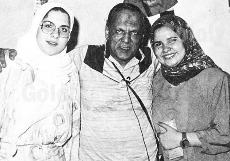 صورة: حسين الشربيني مع بناته المحجبات