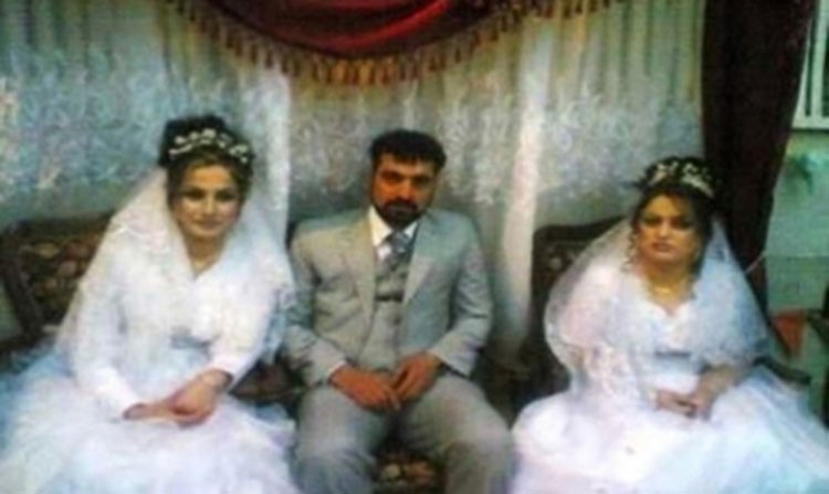 صورة: أردنية تزوج ابنها عروسين في ليلة واحدة