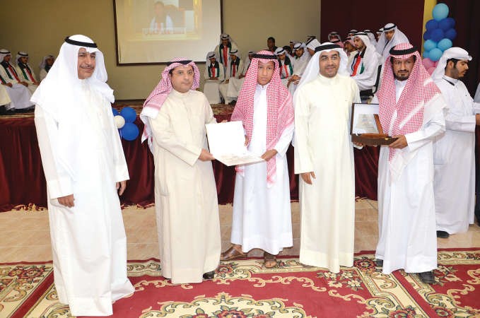 عقيل المهنا وعايض السهلي يكرمان احد المتفوقين مع ولي امره		ريليش كومار﻿