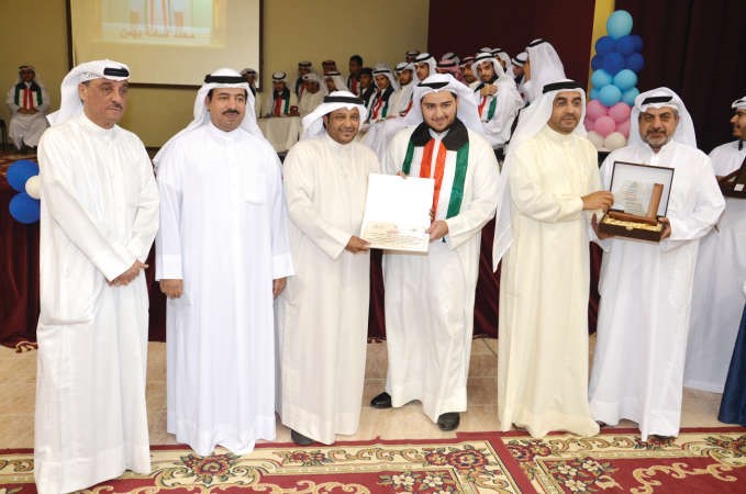عقيل المهنا وياسر الحاي خلال تكريم احد الطلبة مع والده ﻿