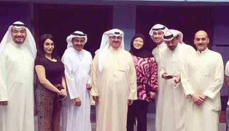 الشيخ فهد المبارك يتوسط البريكي واسرة عمل الدنيا مصالح﻿