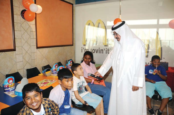 الزميل يوسف عبدالرحمن يطرح الاسئلة على المشاركين حول امور العبادة في يوم الجمعة﻿