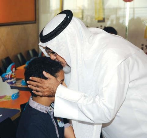 وقبلة على جبين احد الابناء﻿