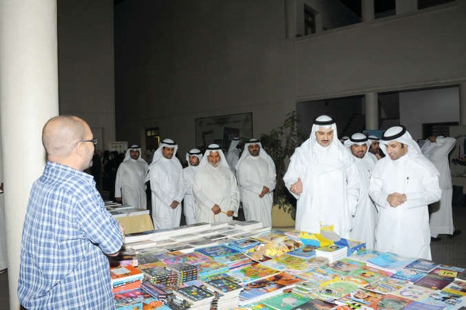 الشيخ مبارك العبدالله خلال جولته في معرض الكتابانور الكندري﻿