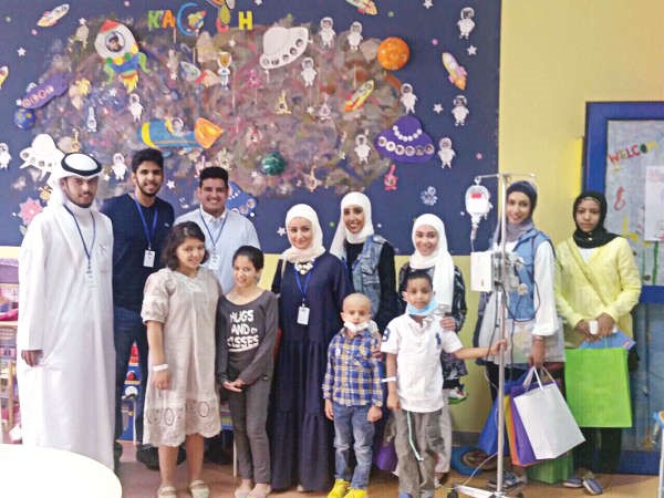  الاطفال مع اعضاء الجمعية 