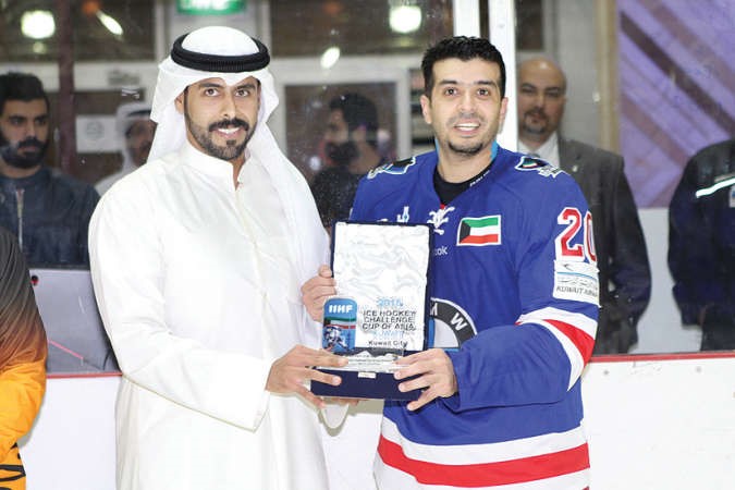 الشيخ جابر البندر يكرم احمد العجمي 