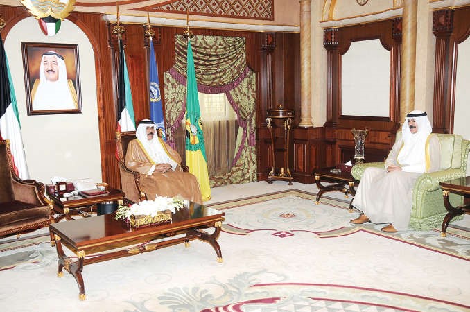 سمو ولي العهد الشيخ نواف الاحمد خلال استقباله الشيخ محمد الخالد