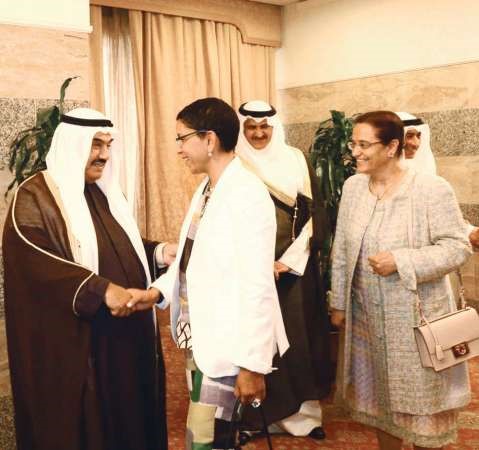 سمو الشيخ ناصر المحمد مصافحا السفيرة ريم الخالد