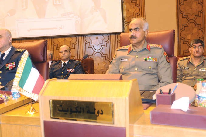 رئيس الاركان العامة للجيش الفريق الركن محمد خالد الخضر اثناء ترؤسه وفد الكويت المشارك في الاجتماع 