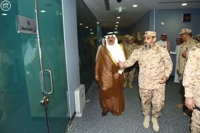 صاحب السمو الملكي الامير متعب بن عبدالله وزير الحرس الوطني خلال تفقده امس مركز القيادة الرئيسي بالوزارة واس 
