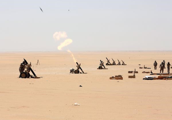 جنود سعوديون في نجران يطلقون المدفعية على مواقع الحوثيين قرب الحدود امس الاولاپ