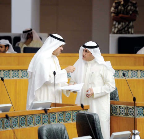 الشيخ سلمان الحمود يستمع الى عسكر العنزي﻿