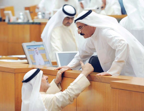 عبدالله المعيوف يستمع لصالح عاشور﻿