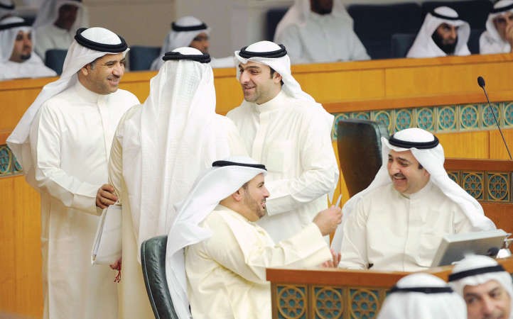 ياسر ابل في حوار مع د عودة الرويعي وحديث جانبي اخر بين جمال العمر وحمدان العازمي﻿
