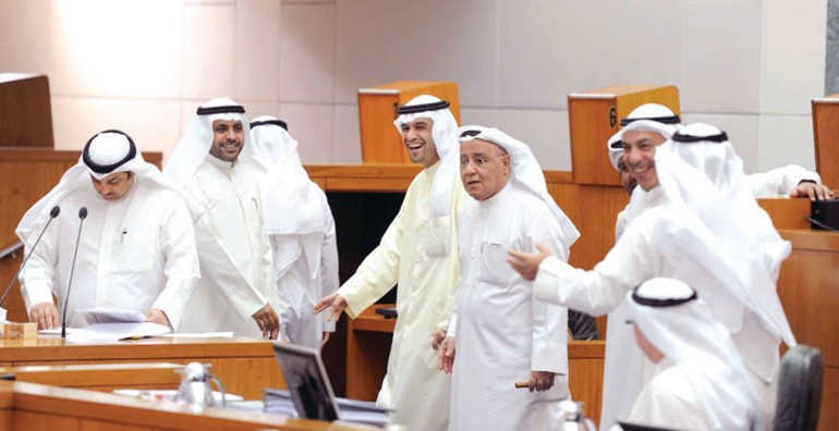 النواب والوزراء خلال جلسة امس ﻿