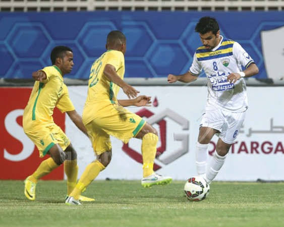 فيصل زايد يحاول المرور من لاعبي السيبالازرقكوم﻿