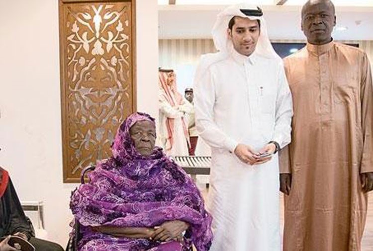 بالصور.. جدة أوباما تذرف الدموع خلال زيارتها معرض السلام عليك أيها النبي بمكة