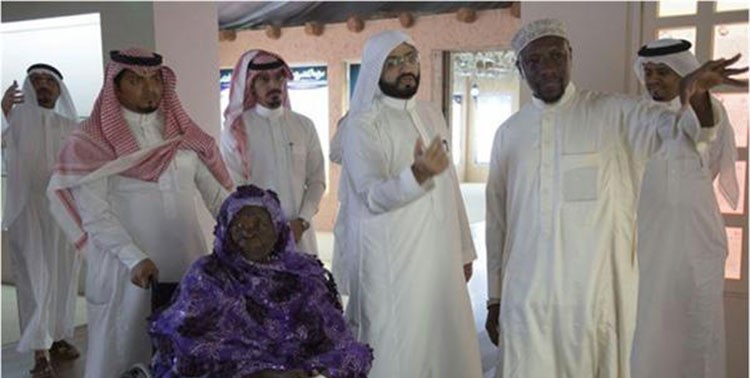 بالصور.. جدة أوباما تذرف الدموع خلال زيارتها معرض السلام عليك أيها النبي بمكة