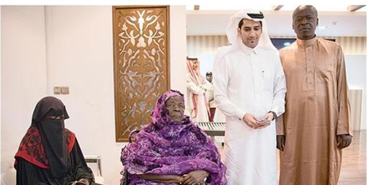 بالصور.. جدة أوباما تذرف الدموع خلال زيارتها معرض السلام عليك أيها النبي بمكة