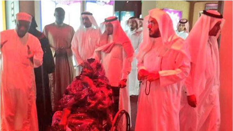 بالصور.. جدة أوباما تذرف الدموع خلال زيارتها معرض السلام عليك أيها النبي بمكة