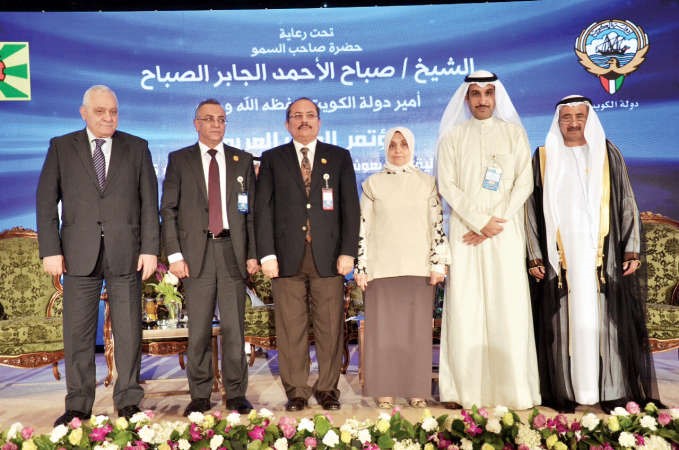 هند الصبيح وفايز المطيري مع عدد من المشاركين في المؤتمر﻿