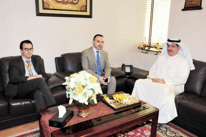 الوزير عيسى الكندري مستقبلا السفير الفرنسي كريستيان نخلة ﻿