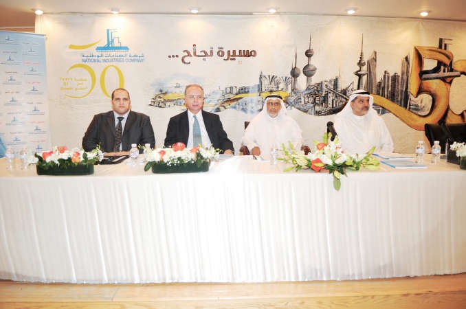 دعادل الصبيح وعبدالعزيز الربيعة خلال الجمعية العمومية لشركة الصناعات الوطنية 	ريليش كومار ﻿