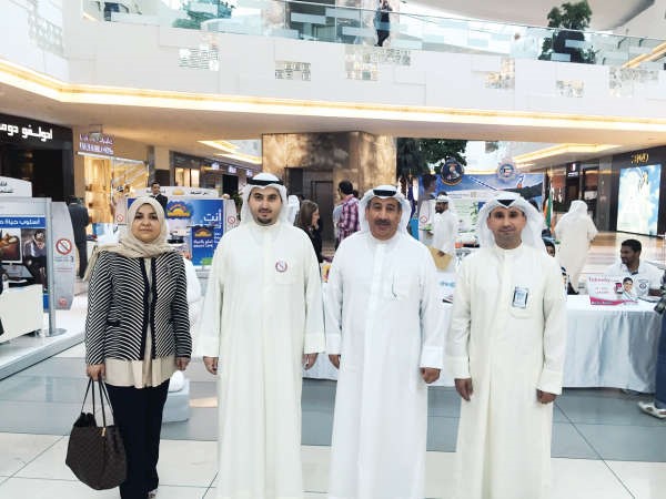 دابتسام الهويدي واحمد الابراهيم وبعض المشاركين خلال الحملة