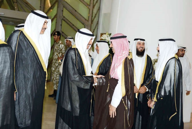 الغانم مصافحا السفير الشيخ ثامر الجابر