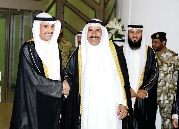 رئيس مجلس الامة مصافحا السفير علي الهيفي
