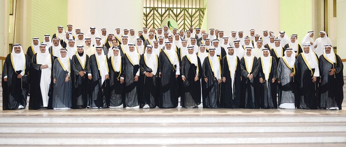 رئيس مجلس الامة مرزوق الغانم ورئيس الوزراء بالانابة الشيخ صباح الخالد ووكيل وزارة الخارجية خالد الجارالله مع قيادات الوزارة واعضاء السلك الديبلوماسي في صورة تذكارية امام مجلس الامة
