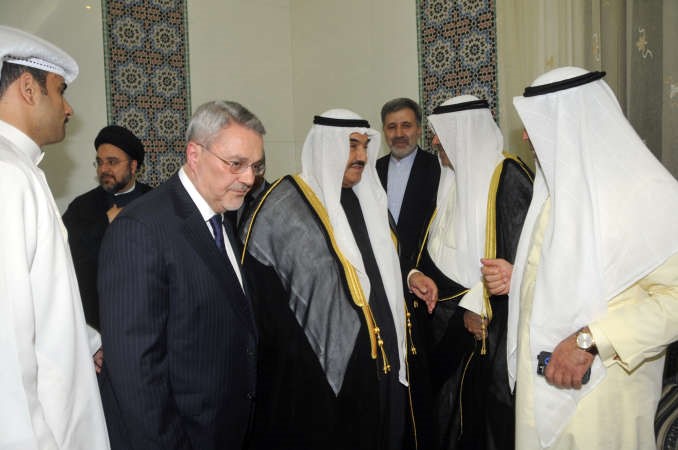 سمو الشيخ ناصر المحمد مقدما التعازي ويبدو السفير الايراني علي رضا عنايتي﻿