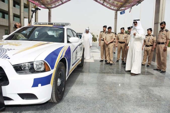 الشيخ محمد الخالد يعاين احدى الدوريات بالوانها الجديدة﻿