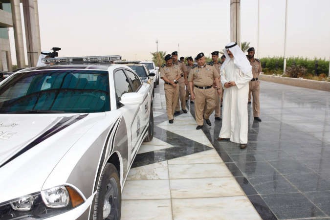 الشيخ محمد الخالد وبرفقته الفريق سليمان الفهد خلال معاينة احدى الدوريات بحلتها الجديدة﻿