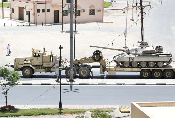 شاحنة تنقل دبابة سعودية في مدينة نجران على الحدود مع اليمن	اپ﻿