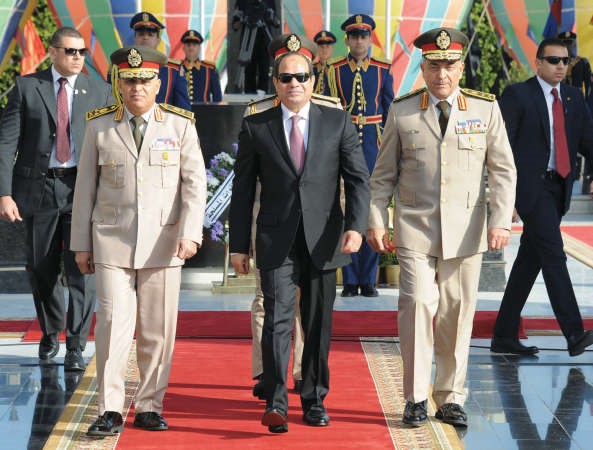الرئيس المصري عبدالفتاح السيسي يزور قبر الرئيس المصري الراحل محمد انور السادات خلال الاحتفالات بالذكرى 33 لتحرير سيناء امس اپ