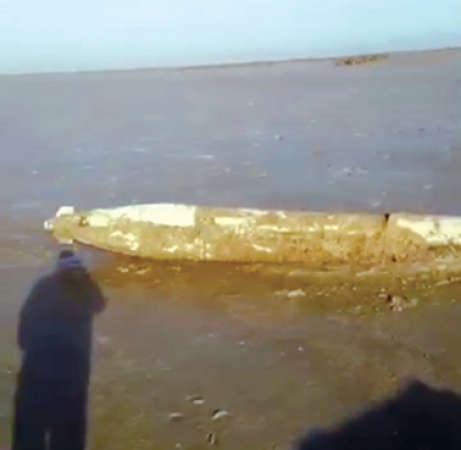 الصاروخ قبل ان يقوم رجال خفر السواحل بالتعامل معه﻿