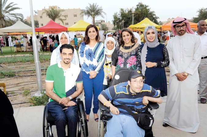 الصبيح والمشاري والغانم في صورة تذكارية مع عدد من المشاركين في الكرنفال