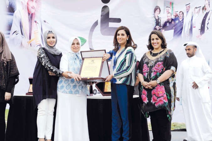هبة المشاري تقدم درعا تذكارية الى هند الصبيح