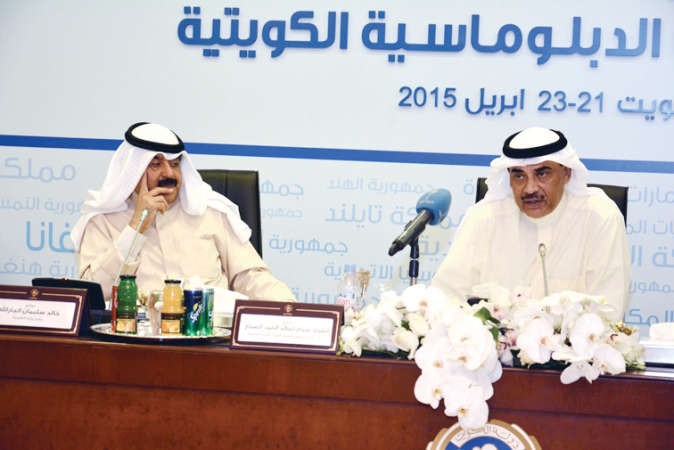 الشيخ صباح الخالد يلقي كلمة له في اختتام المؤتمر بحضور خالد الجارالله