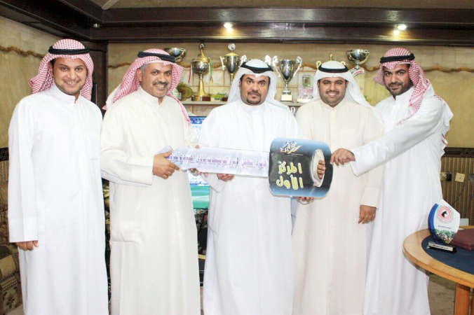 الشيخ صباح فهد الناصر يقدم مفتاح السيارة للمركز الاول