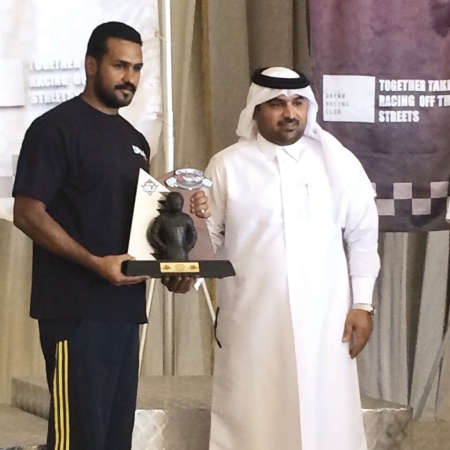 احمد العنزي يتسلم الجائزة من فهد بهزاد