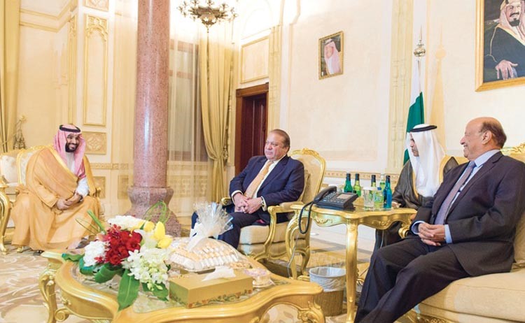 صاحب السمو الملكي الامير محمد بن سلمان خلال لقائه مع الرئيس اليمني عبدربه منصور هادي بحضور رئيس وزراء باكستان محمد نواز شريف امس الاول			واس