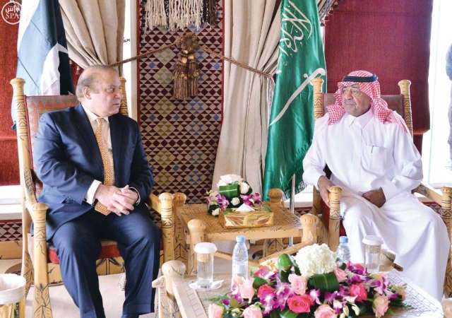 صاحب السمو الملكي الامير مقرن بن عبدالعزيز ولي العهد نائب رئيس مجلس الوزراء يلتقي نواز شريف في قصر العوجا امس الاول	 واس﻿